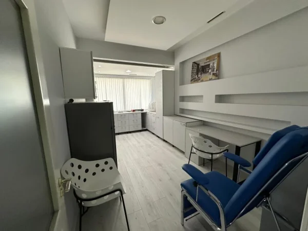 Tirane, jepet me qera ambjent biznesi Kati 2, 120 m² 2.000 € (Astir)
