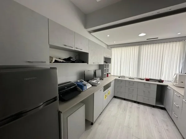 Tirane, jepet me qera ambjent biznesi Kati 2, 120 m² 2.000 € (Astir)