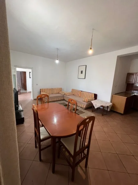 Tirane, jepet me qera apartament 1+1+Ballkon Kati 2, 60 m² 300 €