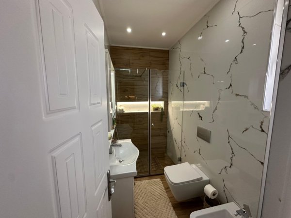 Tirane, jepet me qera apartament 2+1+Ballkon Kati 3, 72 m² 700 € 