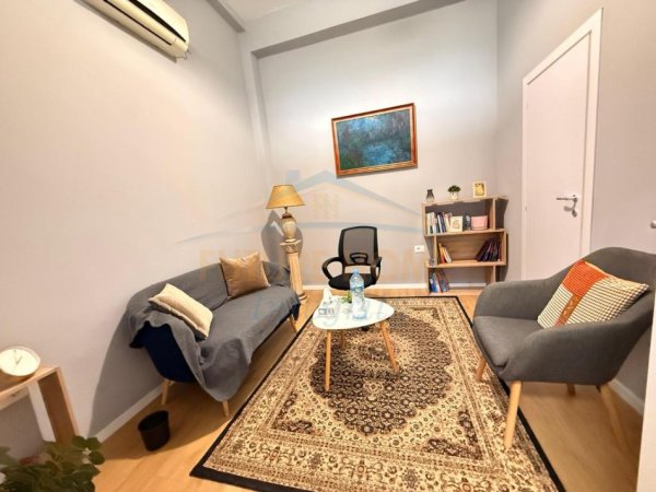 Tirane, jepet me qera shtepi 3 Katshe , 210 m² 1.200 € (Shkolla e Baletit)