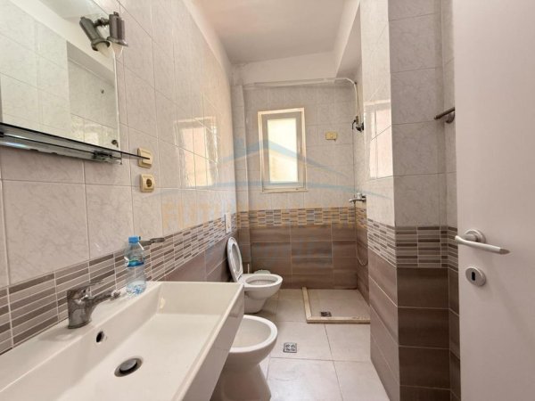 Tirane, jepet me qera shtepi 3 Katshe , 210 m² 1.200 € (Shkolla e Baletit)