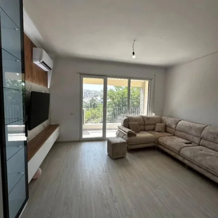 Tirane, jepet me qera apartament 2+1+Aneks+Ballkon Kati 1, 106 m² 699 €