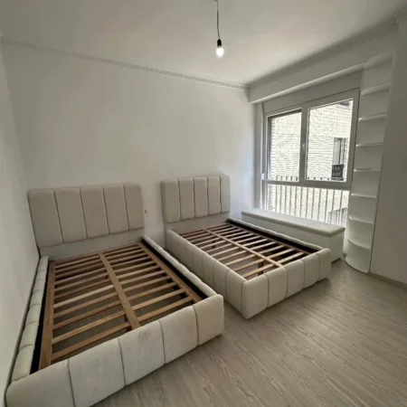 Tirane, jepet me qera apartament 2+1+Aneks+Ballkon Kati 1, 106 m² 699 €