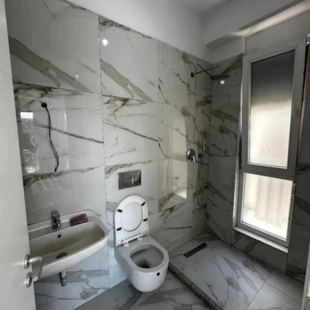 Tirane, jepet me qera apartament 2+1+Aneks+Ballkon Kati 1, 106 m² 699 €