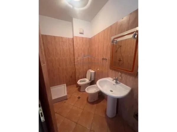 Tirane, shitet apartament 3+1+Ballkon Kati 3, 143 m² 160.000 € (Rruga e Thesarit)