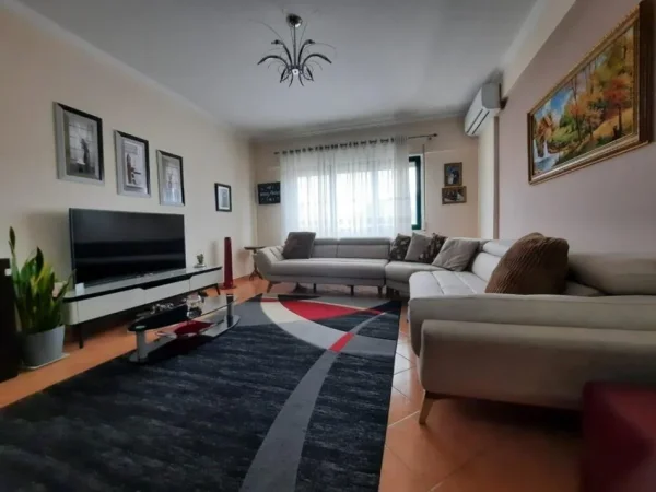 Tirane, jepet me qera apartament 2+1+Ballkon Kati 7, 120 m² 600 € 