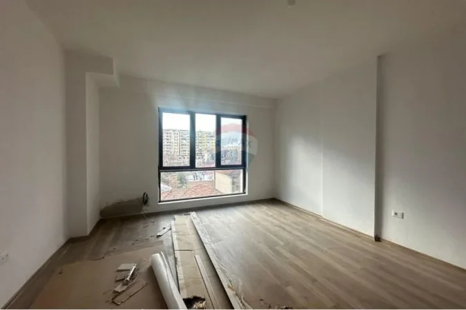 Tirane, jepet me qera zyre , 105 m² 700 € (Rruga e Kavajes)