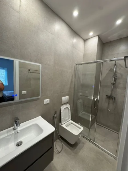 Tirane, jepet me qera apartament 1+1 Kati 4, 62 m² 700 € (Sheshi willson)