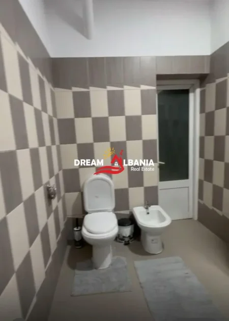 Tirane, jepet me qera apartament 3+1 Kati 3, 150 m² 750 € (te Fusha Aviacionit, prane Pallateve te Telebingos)