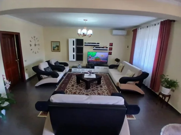 Tirane, jepet me qera apartament 2+1 Kati 2, 110 m² 550 € (pallati kontakt)