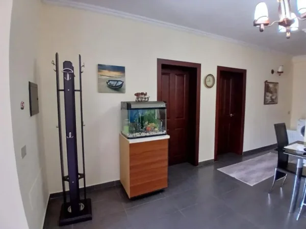 Tirane, jepet me qera apartament 2+1 Kati 2, 110 m² 550 € (pallati kontakt)