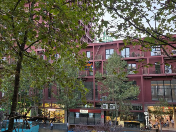 Tirane, jepet me qera apartament 2+1+Ballkon , 59 m² 600 € (PERBALLE TIRANA GARDEN, RRUGA E KAVAJES)