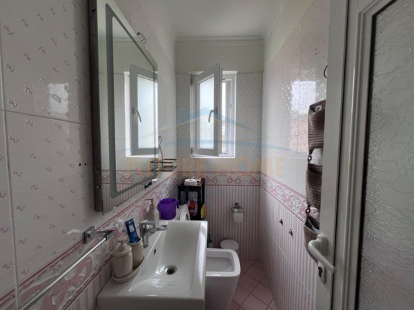 Tirane, jepet me qera apartament 2+1+Ballkon Kati 2, 124 m² 800 € (Selite)