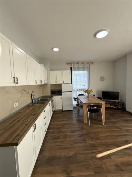 Tirane, jepet me qera apartament 1+1 Kati 8, 68 m² 650 € (PARKU OLIMPIK)
