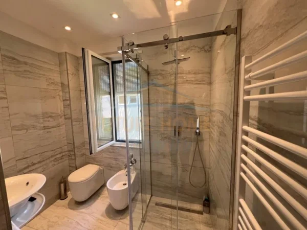 Tirane, shitet Vile 2 Katshe Kati 2, 257 m² 750.000 € (Gjiri i Lalezit)