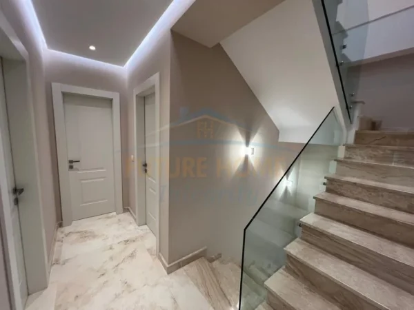 Tirane, shitet Vile 2 Katshe Kati 2, 257 m² 750.000 € (Gjiri i Lalezit)