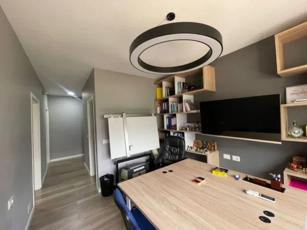 jepet me qera zyra me mobilje  apartament 2+1+Ballkon Kati 1, 110 m² 700 €-astir