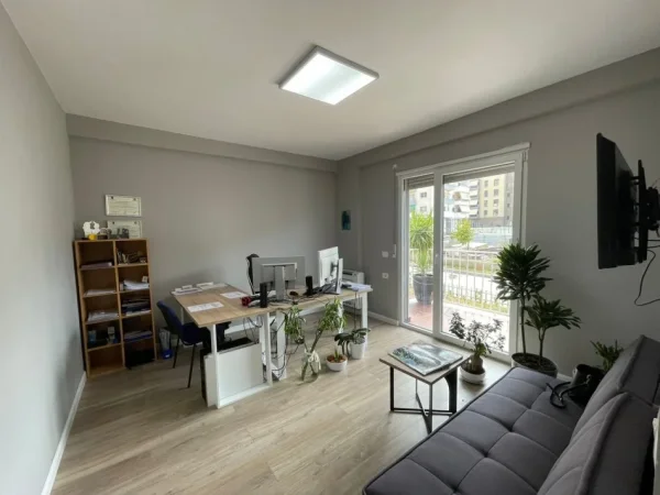 jepet me qera zyra me mobilje  apartament 2+1+Ballkon Kati 1, 110 m² 700 €-astir