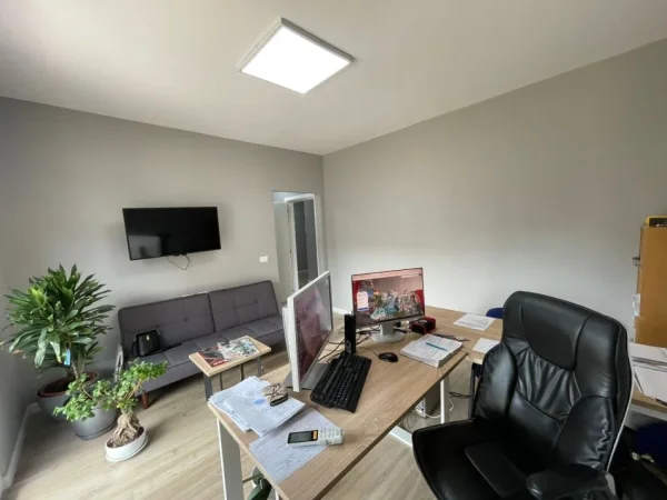 jepet me qera zyra me mobilje  apartament 2+1+Ballkon Kati 1, 110 m² 700 €-astir