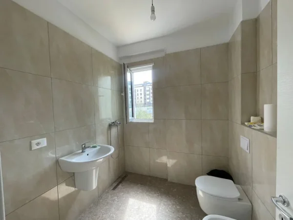 jepet me qera zyra me mobilje  apartament 2+1+Ballkon Kati 1, 110 m² 700 €-astir