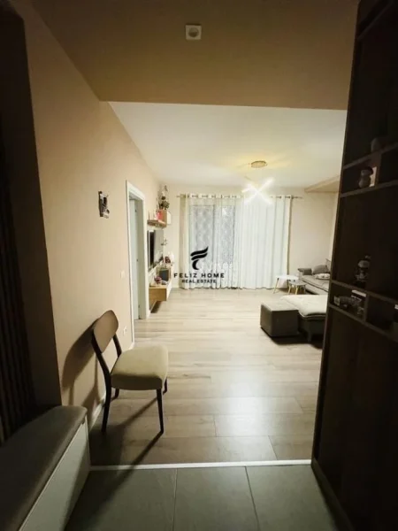 Tirane, jepet me qera apartament 2+1 Kati 4, 90 m² 600 € (TOWER BRIDGE)