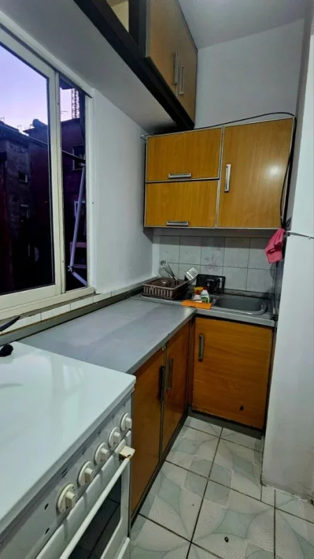 Tirane, jepet me qera apartament 1+1 Kati 4, 55 m² 400 € (brryli)