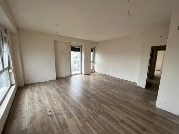 Tirane, jepet me qera apartament 3+1 Kati 8, 140 m² 600 € (Ish fusha e aviacionit)