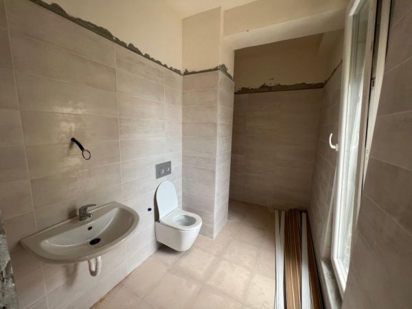 Tirane, jepet me qera apartament 3+1 Kati 8, 140 m² 600 € (Ish fusha e aviacionit)