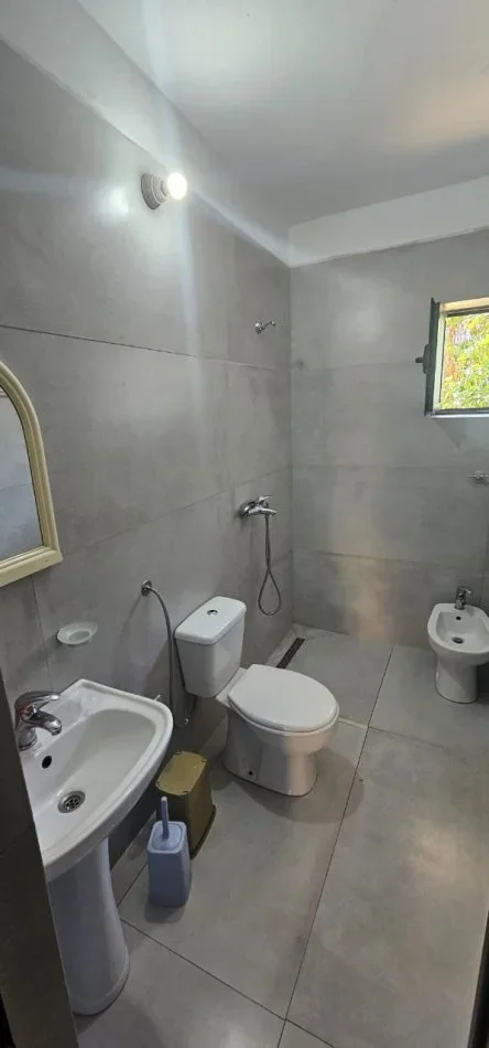 Tirane, jepet me qera apartament 1+1 Kati 0, 65 m² 450 € (ish parku)