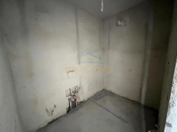 Tirane, shitet apartament 2+1+Ballkon Kati 4, 97 m² 92.000 € (Univers City)