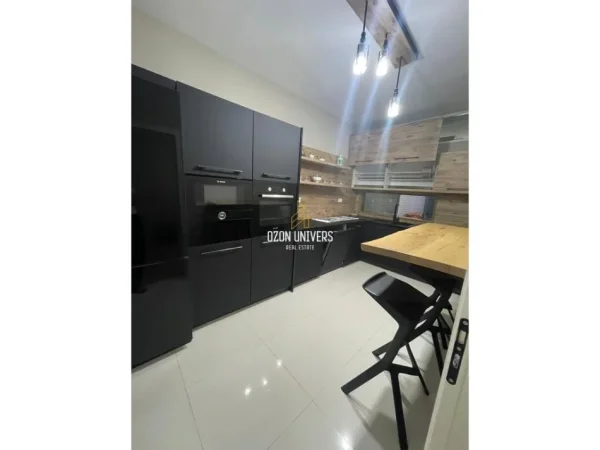 Tirane, jepet me qera apartament 2+1 Kati 5, 120 m² 550 €