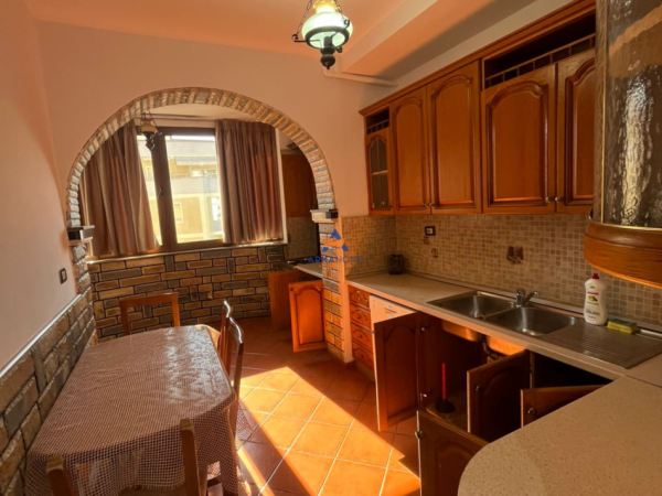 Tirane, jepet me qera apartament 4+1+Ballkon Kati 5, 140 m² 800 € (RRUGA ISUF ELEZI, SELITE)