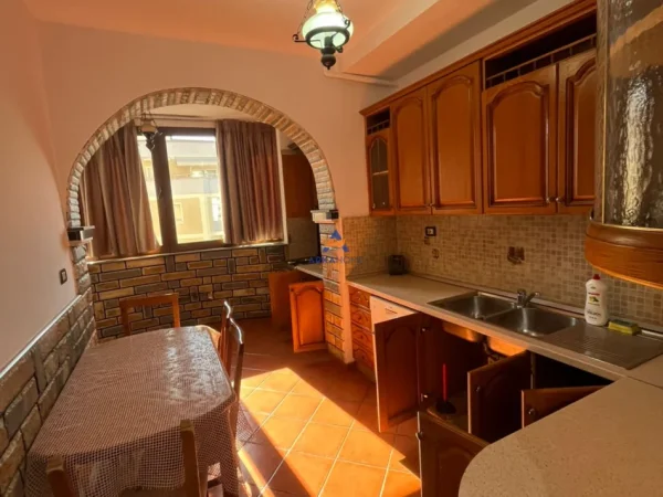 Tirane, jepet me qera apartament 4+1+Ballkon Kati 5, 140 m² 800 € (RRUGA ISUF ELEZI, SELITE)