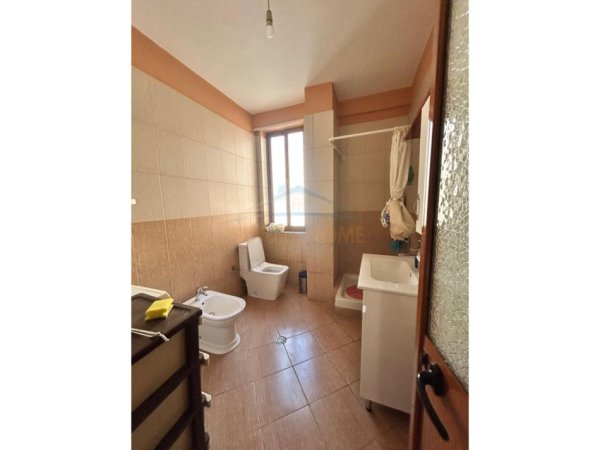 Tirane, jepet me qera apartament 3+1+Ballkon Kati 3, 100 m² 400 € 