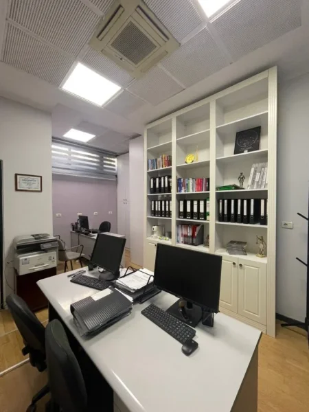Tirane, jepet me qera ambjent biznesi Kati 2, 30 m² 300 € (Ish ekspozita)