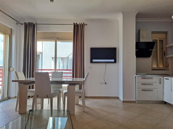 Tirane, jepet me qera apartament 2+1+Ballkon Kati 4, 110 m² 1.000 € (LIQENI I THATE)
