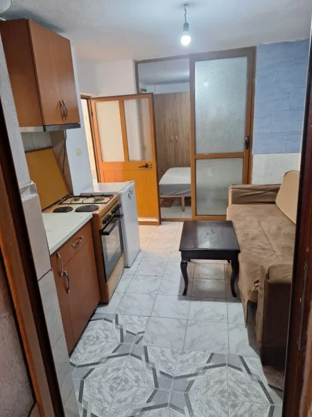 Tirane, jepet me qera apartament 1+1 Kati 0, 70 m² 250 € (laprake)