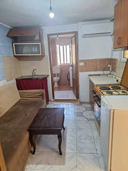 Tirane, jepet me qera apartament 1+1 Kati 0, 70 m² 250 € (laprake)