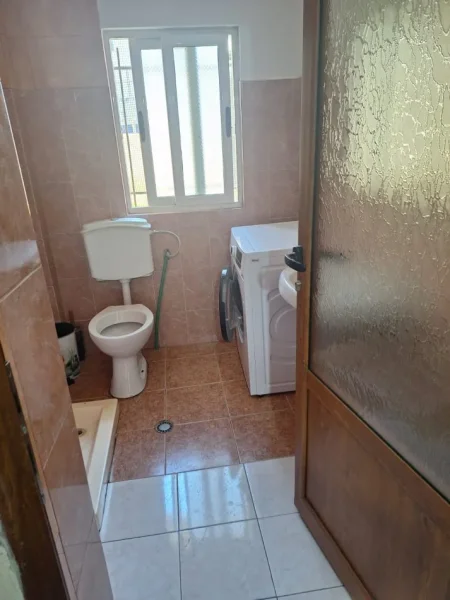 Tirane, jepet me qera apartament 1+1 Kati 0, 70 m² 250 € (laprake)