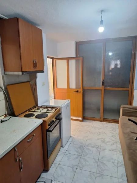 Tirane, jepet me qera apartament 1+1 Kati 0, 70 m² 250 € (laprake)