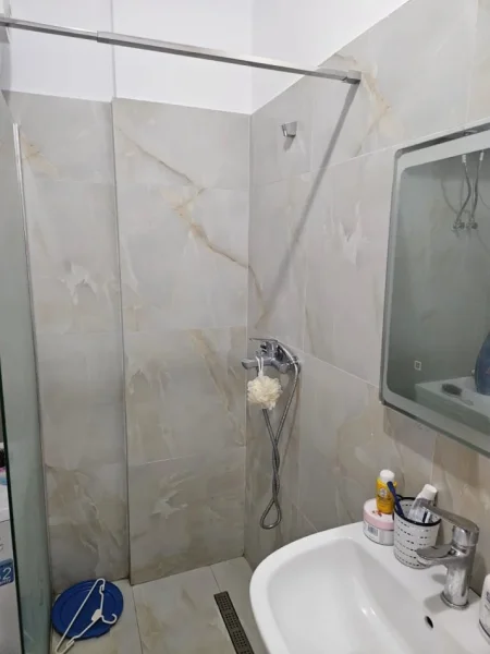 Tirane, jepet me qera apartament 1+1 Kati 6, 70 m² 500 € (xhamlliku)