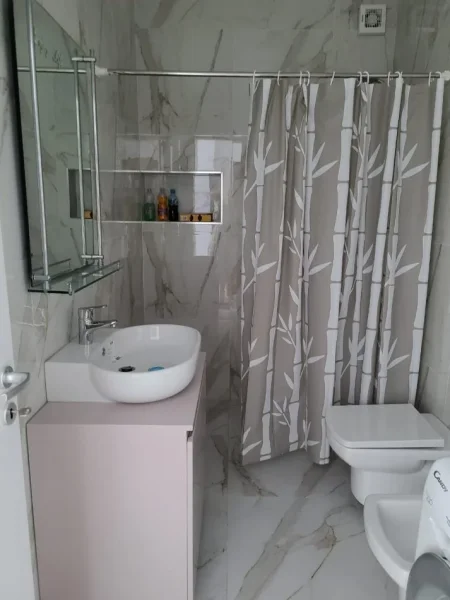 Tirane, jepet me qera apartament 1+1 Kati 7, 50 m² 400 € (univers city)