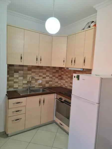 Tirane, jepet me qera garsonier 1+1 Kati 5, 36 m² 380 € (shkolla bashkuar)