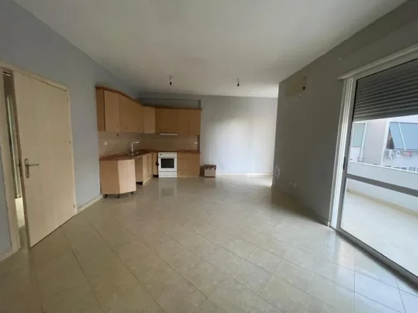 Tirane, jepet me qera apartament 2+1+Ballkon , 500 €