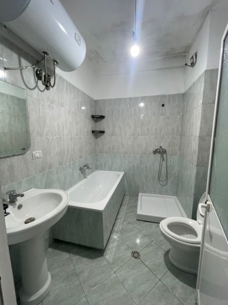 Tirane, jepet me qera apartament 2+1+Ballkon , 500 €