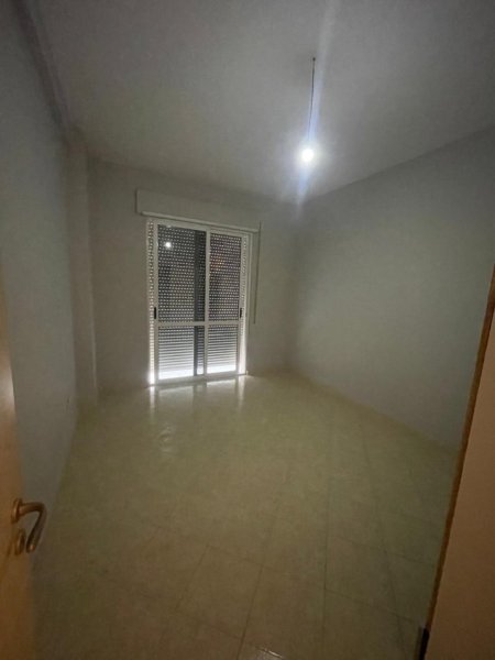 Tirane, jepet me qera apartament 2+1+Ballkon , 500 €