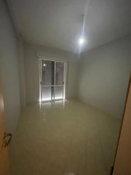 Tirane, jepet me qera apartament 2+1+Ballkon , 500 €