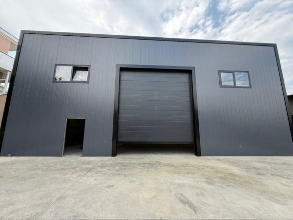 Tirane, jepet me qera magazine Kati 1, 550 m² 2.000 € (Peze Helmes)