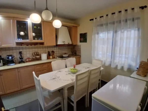 Tirane, jepet me qera apartament 2+1 Kati 2, 110 m² 550 € (siri kodra)